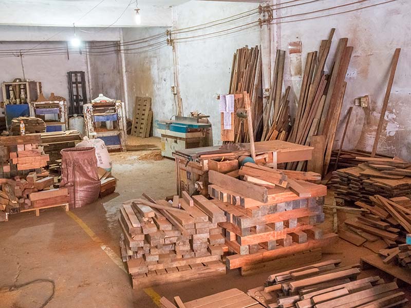 吉利楼梯地板柜门的油漆修复-09